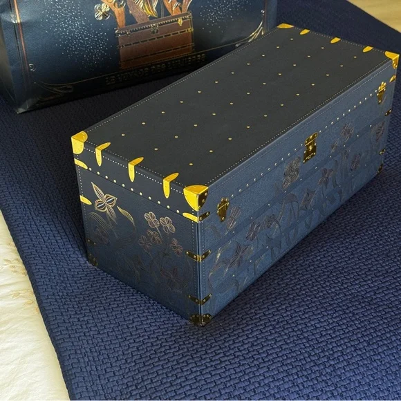 Louis Vuitton Navy and Gold Christmas calendar 2025 Box - Picture 5 of 7